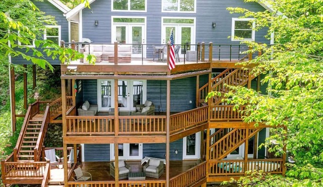 Enormous Cabin Retreat with Beautiful Views and Private Dock in Topton, North Carolina
