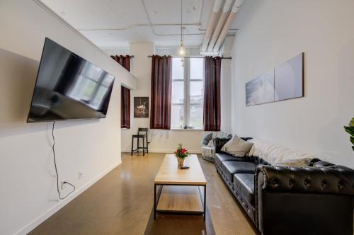 Entire 1 bedroom in the heart of KW downtown across Google
