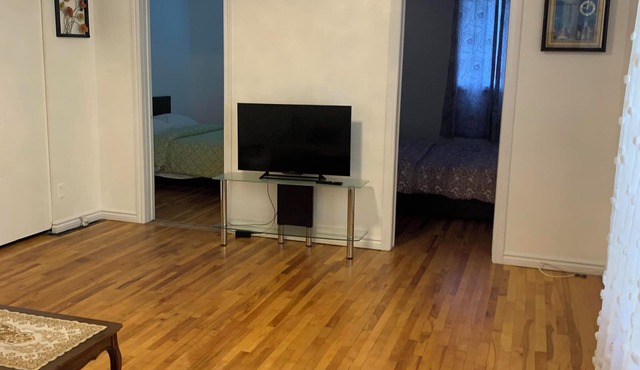 Entire apartment, Few minutes from Downtown Gatineau/Ottawa Parliament.