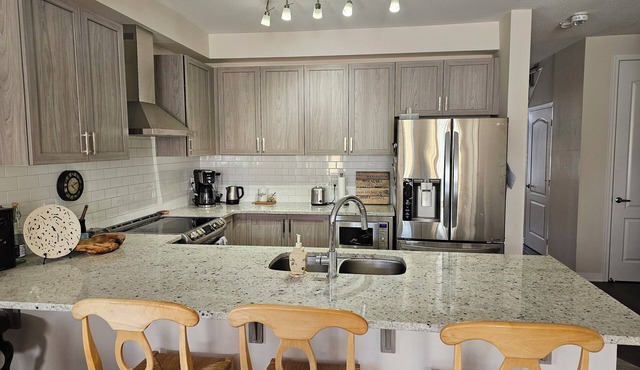 Entire Home in Kemptville ! Modern Home and Great Location; 3 bedrooms