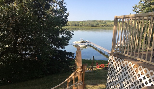 Entire Lakefront Family Cottage on Pine Lake