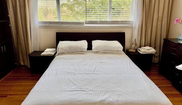 Entire Peaceful 3BR Guest Suite Upper Level West Vancouver: WiFi & Parking