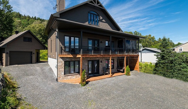 Exceptional house with riverview