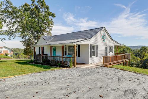 Expansive Yard, Beautiful Views! Sparta Getaway