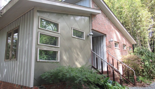 Extended Stay Large Waterfront Home in Secluded Bamboo Forest in Burlington NC