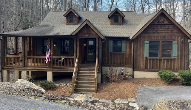 Extremely Peaceful Cottage w/ a flowing creek down the mountain!