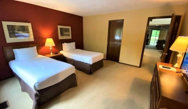Family and Friends Getaway! 2 Convenient Units, Pool, Gym, Near Fairfield Lake