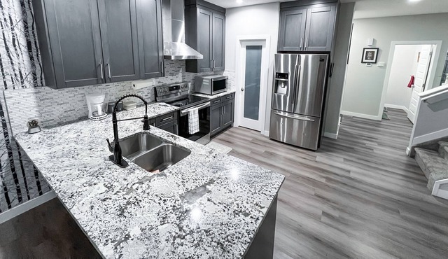 Family Friendly 3 BDRM home near PARK & GROCERY