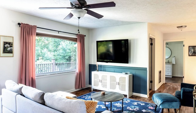 Family-friendly Farmhouse Johnson City ETSU Bristol Motor Speedway