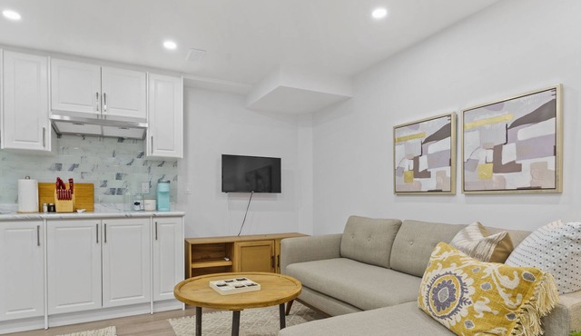 Family Friendly | HOT TUB | Near Toronto & UOIT