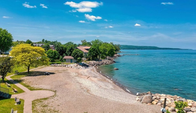 Family friendly summer getaway, short walk to beach, restaurants, etc.
