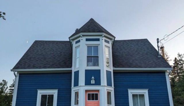 Family home with Wood Fire Sauna near the coast. Hypoallergenic pet friendly.