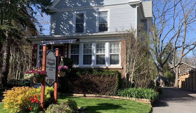Family-sized suite with a private entrance, 5-minute walk to the Niagara Falls!