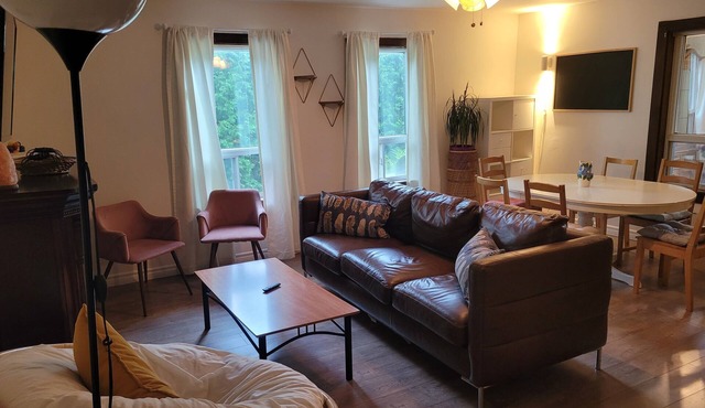 Farmhouse 10 Minutes From The Beach!n3 Bedrooms, 1 Bath, beautiful location