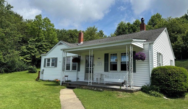 Farmhouse with amazing views, enjoy the peacefulness of living on a farm