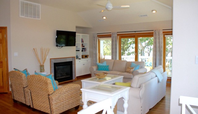 Four Seasons, TOP AMENITIES, fully stocked, Pool & Theater Room!