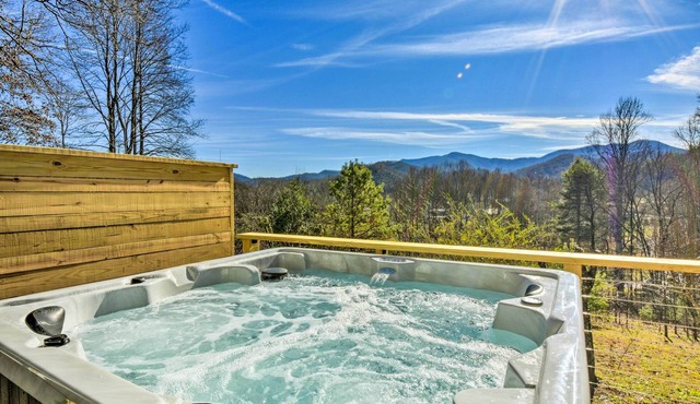 Franklin Home w/Hot Tub & Mtn Views!