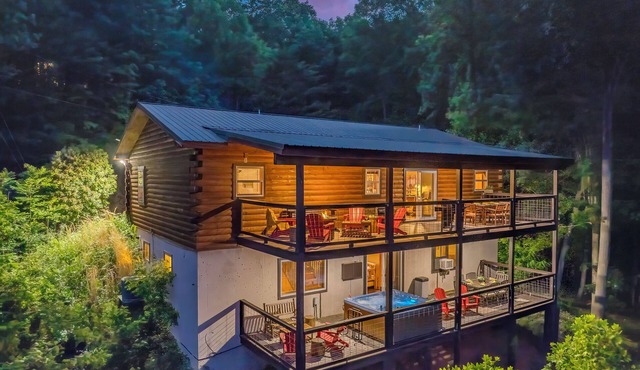 Franklin NC Cabin Sleeps 10, Hot Tub, Game Room