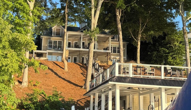 Free Night Included - Hot Tub, Main Lake Views & boat to near by Restaurants