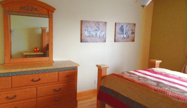 Free Parking. Cozy, Clean & Bright Apartment.