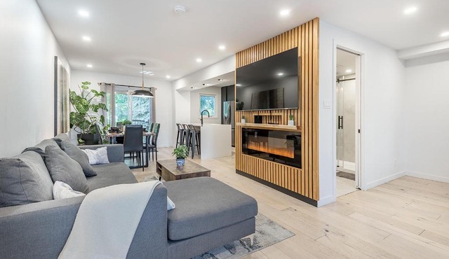 FREE PARKING PRIME LOCATION NEW MODERN CONDO