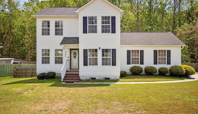 Freedom's Stay - 3-bed/2.5 Bath in Quiet Jacksonville Neighborhood. Pet Friendly