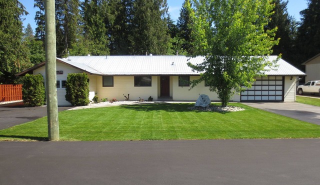 Fully Furnished, 2000 Square Foot Rancher Style Home, With Air Conditioning