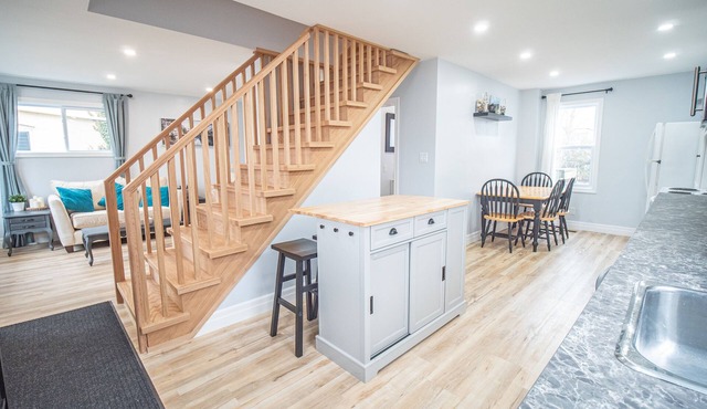 Fully Renovated Cottage on Queen, 3min walk from Beach and Downtown Adventures!