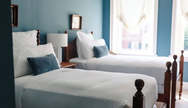 Garden-View Twin Room bed & breakfast in Ironclad Inn, Fredericksburg