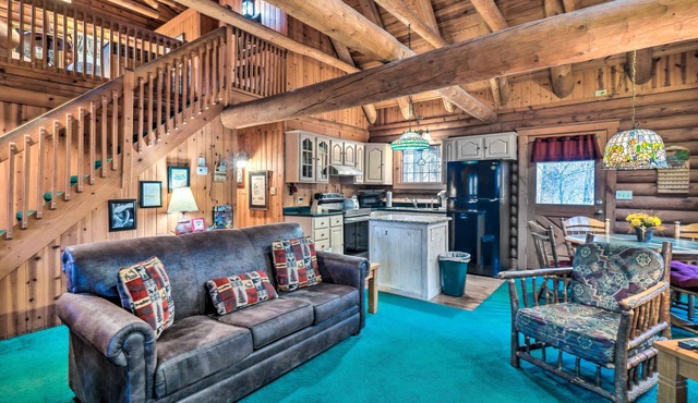 Gatlinburg Log Cabin w/Hot Tub & Mountain Views!