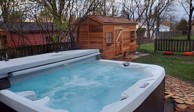 Georgian Bay Cottage- Hot Tub/Sauna/Trail/Run/Bike/Swim/Marina!