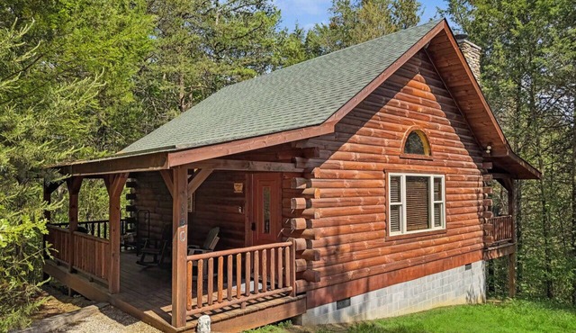 Getaway Cabin | Hot tub + Fire Pit + Trail Access