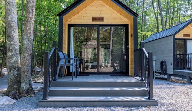 Glamping at Four Fillies Lodge-The Robin Hood