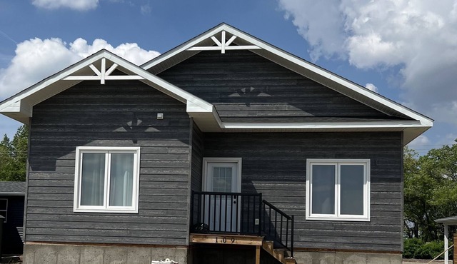 Golf Course property--10 min walk to beach & Lake Diefenbaker.