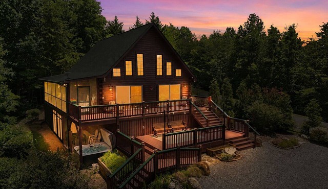 Gorgeous mountain views~Sunsets~Hot Tub~Fire Pit