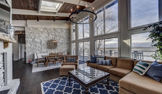 GORGEOUS & Newly Renovated Lake House in Nashville with sunset views
