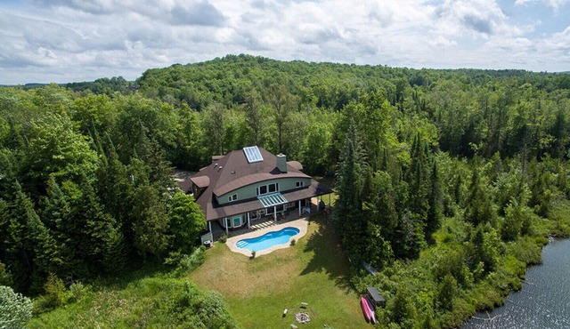 Grace House - an elegant retreat on a private lake. Swimming pool. Five bedrooms