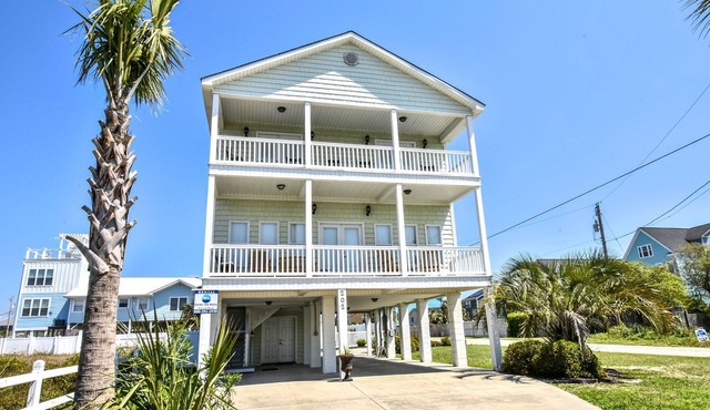 Grammie's Playhouse Great Location, Close to Beach