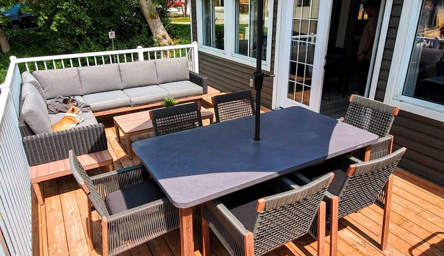 Gray Haven: Lake View Patio, Hot Tub, 1 min to beach!
