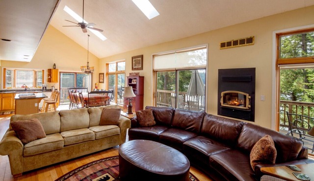 Great Muskokan Waterfront Cottage, 7-Bedroom Vacation House @ Sunny Point Resort