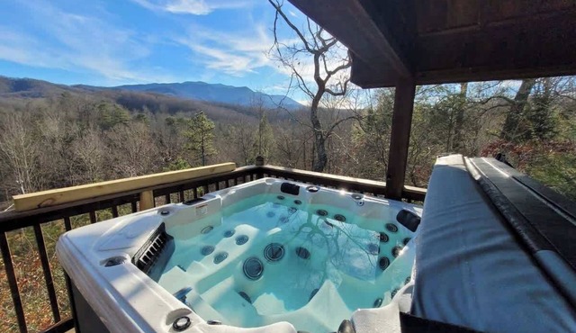 Great View, Location, Studio Log Cabin, Hot Tub!