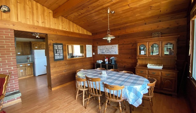 GreenGlade Getaway Spacious Cabin & Estate, Lake Winnipeg, Games Room, Veranda