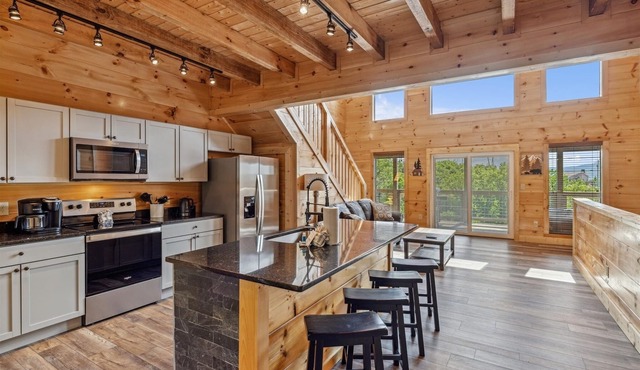 Grizzlies Den 3 Bedroom Cabin by RedAwning