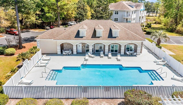 Ground-floor condo with patio, hot tub, in/outdoor pools, gym, washer/dryer, AC