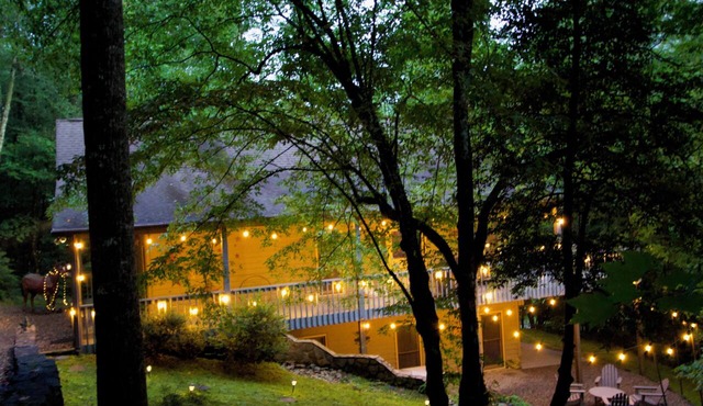 Guest Favorite! Luxury Cabin w Hot Tub, Fire Table & Resort Amenities
