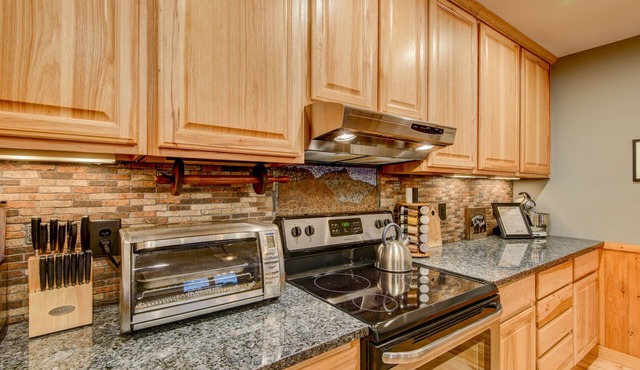 Happy Trails Lodge - Big views of Grandfather Mtn, sauna, hot tub, great location!