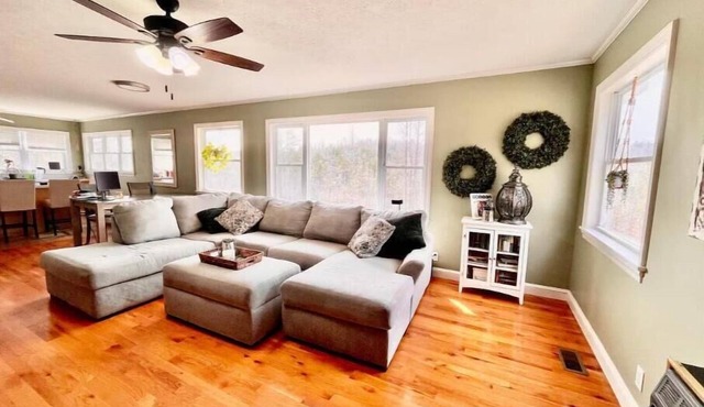 Harmony House-Near TIEC & Vineyards,Pool Table,Fire Pit,Sleeps 8,Mountain Views