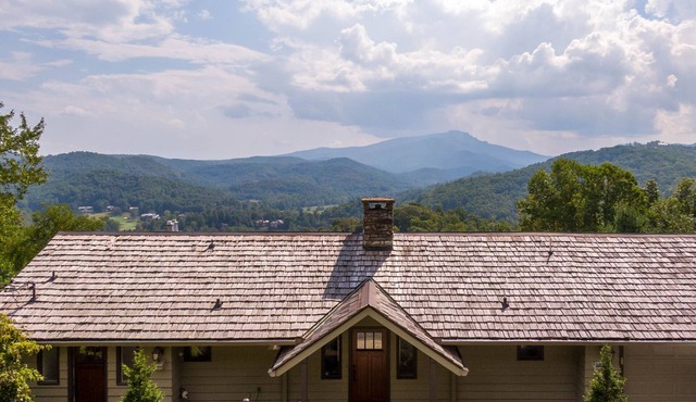 Hawthorn House at Hound Ears - STUNNING Grandfather views! Pool table! Updated!