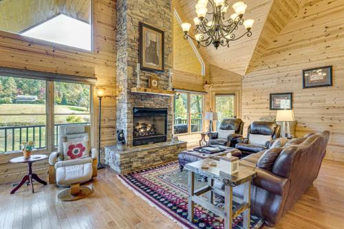 Hayesville Cabin w/Game Room & Mtn Views!