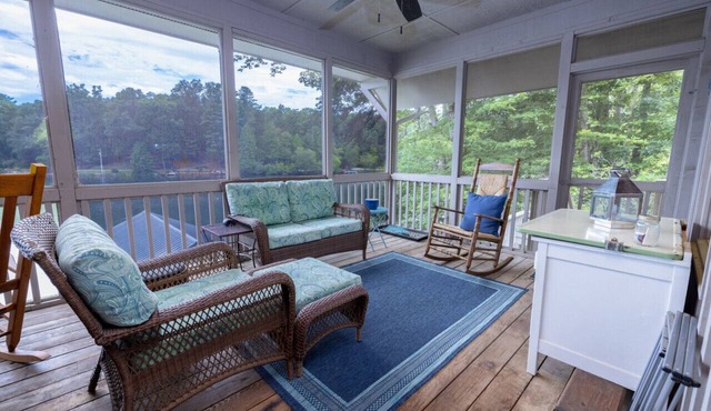 "Heaven’s Hideaway" Lake Front Cottage